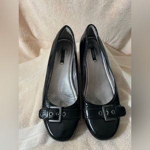 Ecco ladies black patent leather 1” loafers! In great condition-see pics